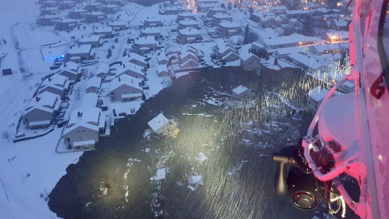 Operasi penyelamatan di lokasi tanah longsor di desa Ask, Norwegia pada 2 Januari 2021. (AP/Fredrik Hagen)