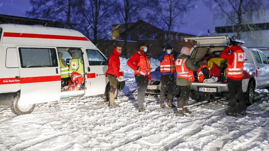 Operasi penyelamatan di lokasi tanah longsor di desa Ask, Norwegia pada 2 Januari 2021. (AP/Fredrik Hagen)