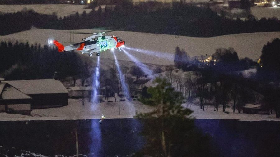 Operasi penyelamatan di lokasi tanah longsor di desa Ask, Norwegia pada 2 Januari 2021. (AP/Fredrik Hagen)