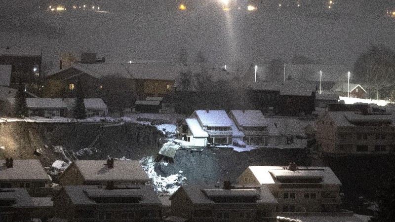 Operasi penyelamatan di lokasi tanah longsor di desa Ask, Norwegia pada 2 Januari 2021. (AP/Fredrik Hagen)