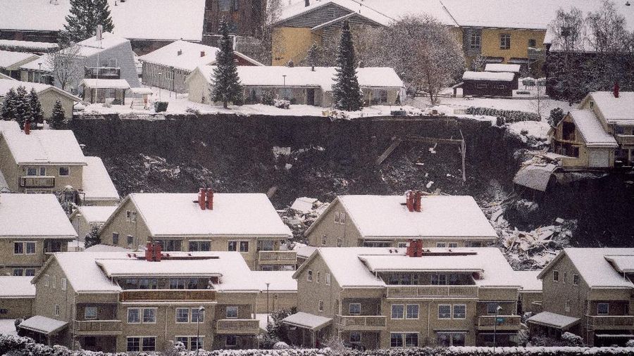 Operasi penyelamatan di lokasi tanah longsor di desa Ask, Norwegia pada 2 Januari 2021. (AP/Fredrik Hagen)