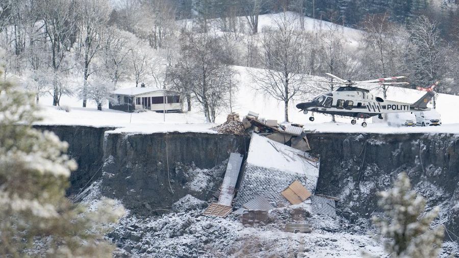 Operasi penyelamatan di lokasi tanah longsor di desa Ask, Norwegia pada 2 Januari 2021. (AP/Fredrik Hagen)