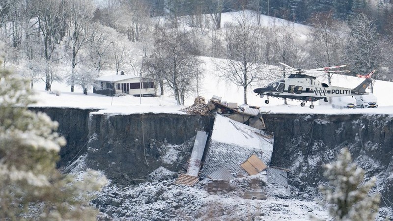 Operasi penyelamatan di lokasi tanah longsor di desa Ask, Norwegia pada 2 Januari 2021. (AP/Fredrik Hagen)
