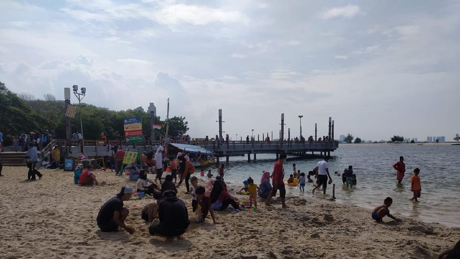 Suasana pantai Ancol di Jakarta. (Dok: Ayos Via CNBC TV)