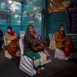 India Restui 2 Vaksin Sekaligus, AstraZeneca & Buatan Lokal