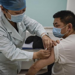 China Bikin Vaksin Serupa Pfizer, Lebih Ampuh dari Sinovac?