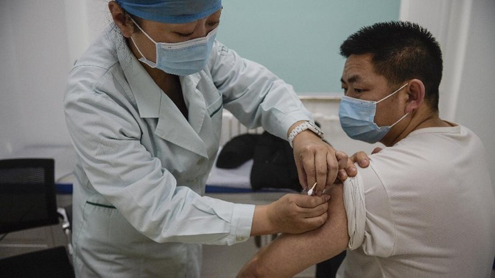 Petugas medis menyuntikkan vaksin Sinopharm kepada warga Beijing, China. (Peng Ziyang/Xinhua via AP) In this photo released by Xinhua News Agency, a medical worker injects a man with a COVID-19 vaccine at a healthcare center in Beijing, China, Saturday, Jan. 2, 2021. China authorized its first homegrown COVID-19 vaccine for general use on Dec. 31, 2020, adding another shot that could see wide use in poorer countries as the virus surges back around the globe. (Peng Ziyang/Xinhua via AP)