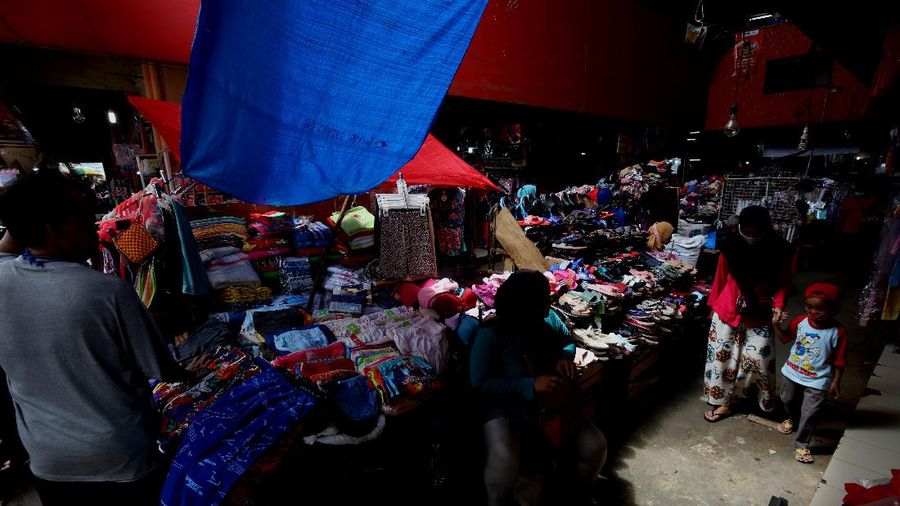 Sejumalah warga berbelanja di pasar Kebayoran Lama, Jakarta, Senin (4/1/2021). BPS melaporkan inflansi Desember sebesar 0,45% dibanding bulan sebelumnya (month -to-month)/MtM) sementara inflansi tahun kalender yang otomatis menjadi inflansi tahunan (year-on-year/YoY) tercatat 1,68%. (CNBC Indonesia/Tri Susilo)  Konsensur pasar yang dihimpun CNBC Indonesia memperkirakan inflansi Desember 2020 akan sebesar 0,405% MtM dan 1,68% YoY.