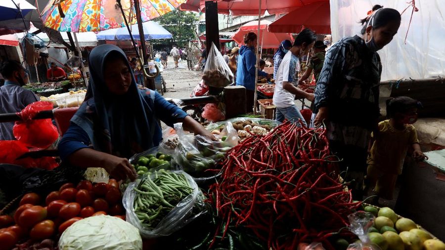 Sejumalah warga berbelanja di pasar Kebayoran Lama, Jakarta, Senin (4/1/2021). BPS melaporkan inflansi Desember sebesar 0,45% dibanding bulan sebelumnya (month -to-month)/MtM) sementara inflansi tahun kalender yang otomatis menjadi inflansi tahunan (year-on-year/YoY) tercatat 1,68%. (CNBC Indonesia/Tri Susilo)  Konsensur pasar yang dihimpun CNBC Indonesia memperkirakan inflansi Desember 2020 akan sebesar 0,405% MtM dan 1,68% YoY.