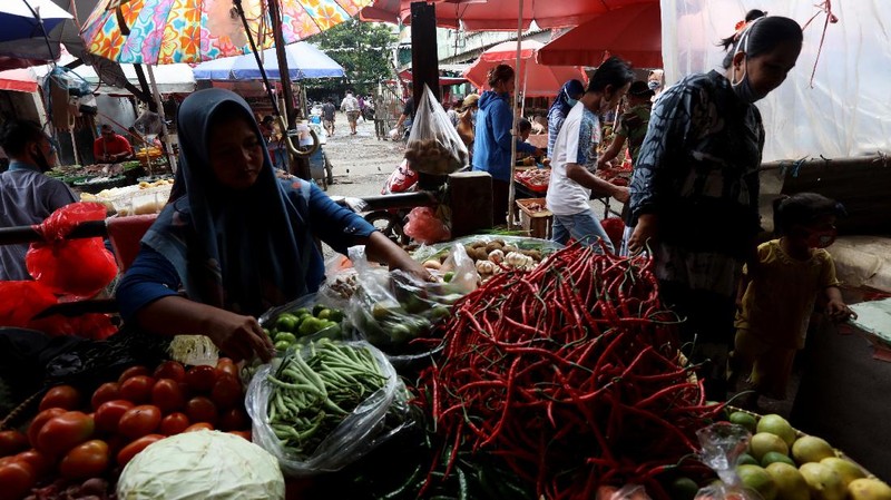 Sejumalah warga berbelanja di pasar Kebayoran Lama, Jakarta, Senin (4/1/2021). BPS melaporkan inflansi Desember sebesar 0,45% dibanding bulan sebelumnya (month -to-month)/MtM) sementara inflansi tahun kalender yang otomatis menjadi inflansi tahunan (year-on-year/YoY) tercatat 1,68%. (CNBC Indonesia/Tri Susilo)  Konsensur pasar yang dihimpun CNBC Indonesia memperkirakan inflansi Desember 2020 akan sebesar 0,405% MtM dan 1,68% YoY.