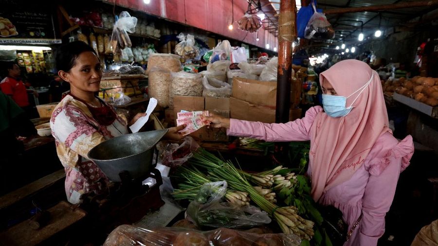 Sejumalah warga berbelanja di pasar Kebayoran Lama, Jakarta, Senin (4/1/2021). BPS melaporkan inflansi Desember sebesar 0,45% dibanding bulan sebelumnya (month -to-month)/MtM) sementara inflansi tahun kalender yang otomatis menjadi inflansi tahunan (year-on-year/YoY) tercatat 1,68%. (CNBC Indonesia/Tri Susilo)  Konsensur pasar yang dihimpun CNBC Indonesia memperkirakan inflansi Desember 2020 akan sebesar 0,405% MtM dan 1,68% YoY.