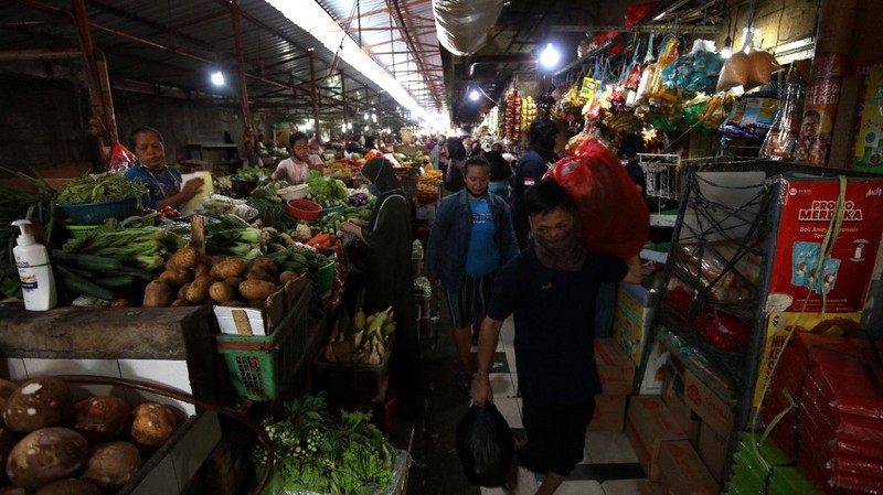 Sejumalah warga berbelanja di pasar Kebayoran Lama, Jakarta, Senin (4/1/2021). BPS melaporkan inflansi Desember sebesar 0,45% dibanding bulan sebelumnya (month -to-month)/MtM) sementara inflansi tahun kalender yang otomatis menjadi inflansi tahunan (year-on-year/YoY) tercatat 1,68%. (CNBC Indonesia/Tri Susilo)  Konsensur pasar yang dihimpun CNBC Indonesia memperkirakan inflansi Desember 2020 akan sebesar 0,405% MtM dan 1,68% YoY.