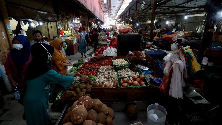 Sejumalah warga berbelanja di pasar Kebayoran Lama, Jakarta, Senin (4/1/2021). BPS melaporkan inflansi Desember sebesar 0,45% dibanding bulan sebelumnya (month -to-month)/MtM) sementara inflansi tahun kalender yang otomatis menjadi inflansi tahunan (year-on-year/YoY) tercatat 1,68%. (CNBC Indonesia/Tri Susilo)  Konsensur pasar yang dihimpun CNBC Indonesia memperkirakan inflansi Desember 2020 akan sebesar 0,405% MtM dan 1,68% YoY.