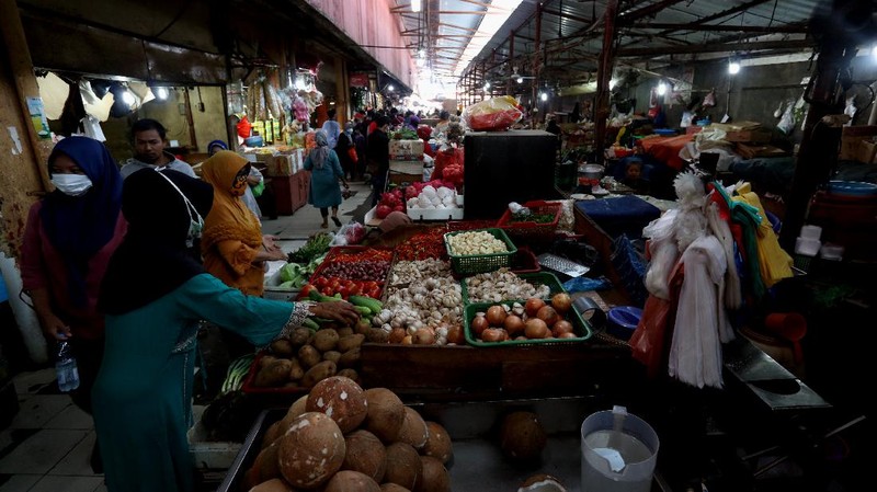 Sejumalah warga berbelanja di pasar Kebayoran Lama, Jakarta, Senin (4/1/2021). BPS melaporkan inflansi Desember sebesar 0,45% dibanding bulan sebelumnya (month -to-month)/MtM) sementara inflansi tahun kalender yang otomatis menjadi inflansi tahunan (year-on-year/YoY) tercatat 1,68%. (CNBC Indonesia/Tri Susilo)  Konsensur pasar yang dihimpun CNBC Indonesia memperkirakan inflansi Desember 2020 akan sebesar 0,405% MtM dan 1,68% YoY.