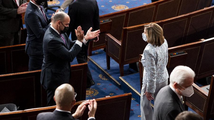 House Speaker Nancy Pelosi administers the oath of office to members of the 117th Congress at the U.S. Capitol in Washington, Sunday, Jan. 3, 2021. (Erin Scott/Pool via AP)