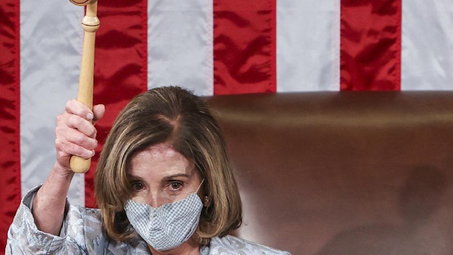 House Speaker Nancy Pelosi administers the oath of office to members of the 117th Congress at the U.S. Capitol in Washington, Sunday, Jan. 3, 2021. (Erin Scott/Pool via AP)