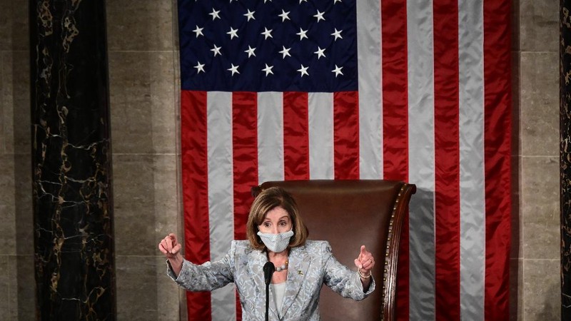 House Speaker Nancy Pelosi administers the oath of office to members of the 117th Congress at the U.S. Capitol in Washington, Sunday, Jan. 3, 2021. (Erin Scott/Pool via AP)