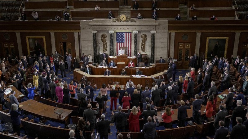 House Speaker Nancy Pelosi administers the oath of office to members of the 117th Congress at the U.S. Capitol in Washington, Sunday, Jan. 3, 2021. (Erin Scott/Pool via AP)