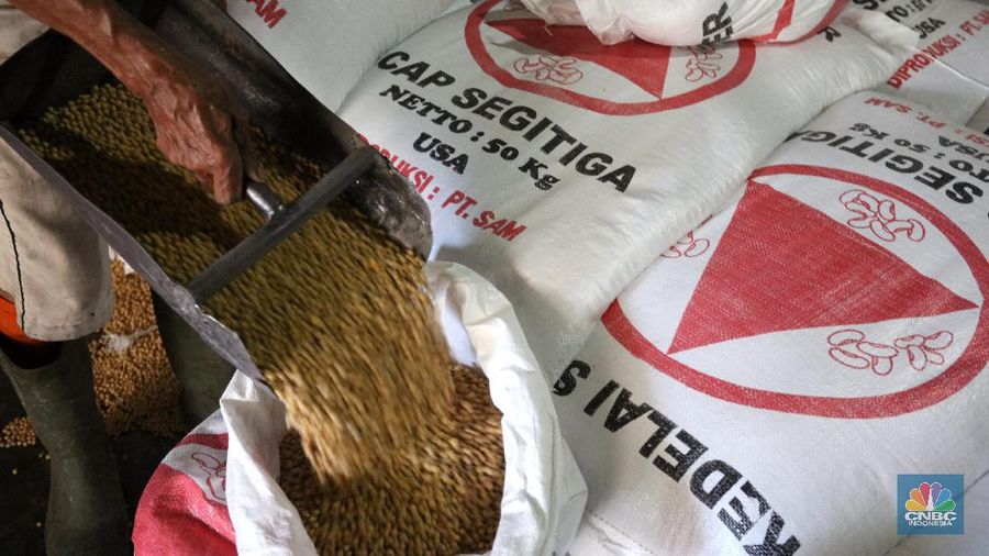 Pekerja beraktivitas di Rumah Produksi Tahu di kawasan Jakarta, Senin (4/1/2021). Produksi tahu di lokasi ini kembali dilanjutkan setelah beberapa hari belakangan mogok akibat naiknya harga kedelai yang mencapai Rp9.200 per kilogram dari harga normal Rp72.00 per kilogram. (CNBC Indonesia/Tri Susilo)
