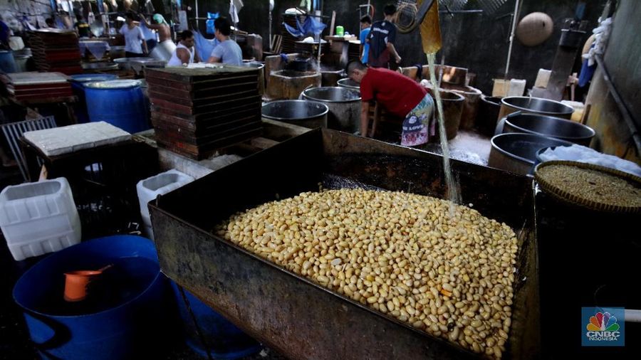 Pekerja beraktivitas di Rumah Produksi Tahu di kawasan Jakarta, Senin (4/1/2021). Produksi tahu di lokasi ini kembali dilanjutkan setelah beberapa hari belakangan mogok akibat naiknya harga kedelai yang mencapai Rp9.200 per kilogram dari harga normal Rp72.00 per kilogram. (CNBC Indonesia/Tri Susilo)