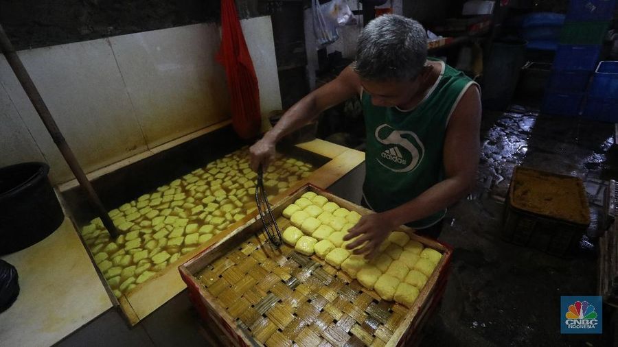 Pekerja beraktivitas di Rumah Produksi Tahu di kawasan Lebak Bulus, Jakarta, Senin (4/1/2021). Produksi tahu di lokasi ini kembali dilanjutkan setelah beberapa hari belakangan mogok akibat naiknya harga kedelai yang mencapai Rp9.200 per kilogram dari harga normal Rp72.00 per kilogram. (²©²ÊÍøÕ¾/Andrean Kristianto)