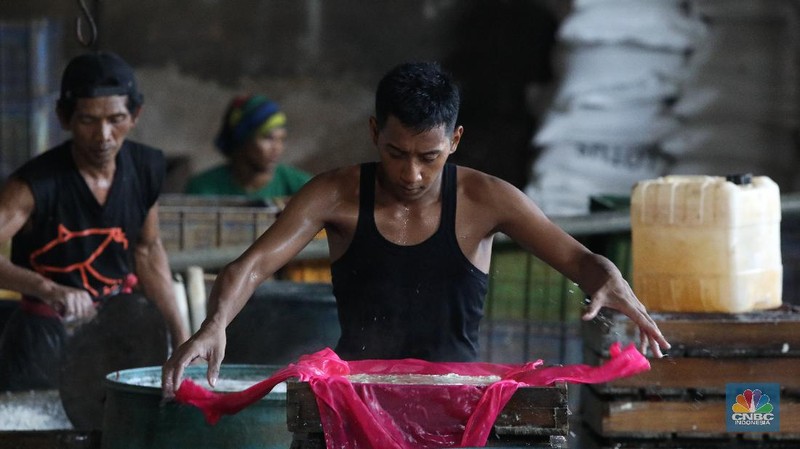 Pekerja beraktivitas di Rumah Produksi Tahu di kawasan Jakarta, Senin (4/1/2021). Produksi tahu di lokasi ini kembali dilanjutkan setelah beberapa hari belakangan mogok akibat naiknya harga kedelai yang mencapai Rp9.200 per kilogram dari harga normal Rp72.00 per kilogram. (CNBC Indonesia/Tri Susilo)