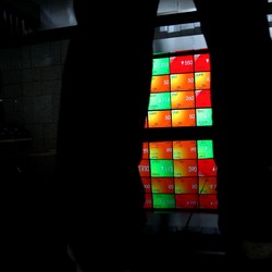 Jelang Rilis Neraca Dagang, IHSG Tutup Sesi 1 di Zona Merah