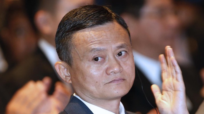 Founder and chairman of Alibaba Jack Ma arrives for signing the memorandums of understanding linked to the investment in Thailand,  during a press conference Bangkok, Thailand, Thursday, April 19, 2018. (AP Photo/Sakchai Lalit)