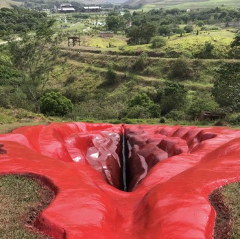 Penampakan Patung Vagina Raksasa yang Menuai Kontroversi