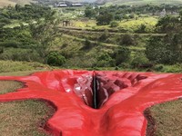 Penampakan Patung Vagina Raksasa yang Menuai Kontroversi