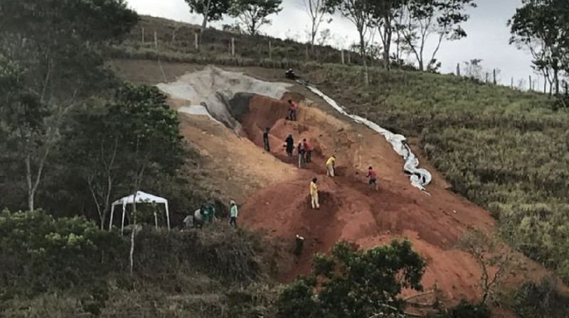 Proses pembuatan Patung Vagina di Brazil (Facebook @juliananotari)