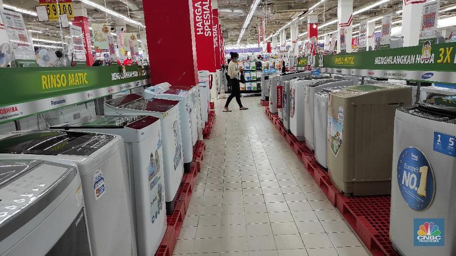 Pengunjung memlih pakaian yang dijual di salah satu pusat perbelanjaam di Kawasan Depok, Jawa Barat, Selasa (5/1/2021). Badan Pusat Statistik (BPS) memberi sinyal bahwa daya beli masyarakat mulai membaik karena salah satu indikatornya yakni inflasi komponen inti tumbuh positif mencapai 0,05 persen pada Desember 2020. (CNBC Indonesia/Andrean Kristianto)
