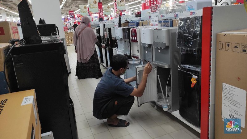 Pengunjung memlih pakaian yang dijual di salah satu pusat perbelanjaam di Kawasan Depok, Jawa Barat, Selasa (5/1/2021). Badan Pusat Statistik (BPS) memberi sinyal bahwa daya beli masyarakat mulai membaik karena salah satu indikatornya yakni inflasi komponen inti tumbuh positif mencapai 0,05 persen pada Desember 2020. (CNBC Indonesia/Andrean Kristianto)