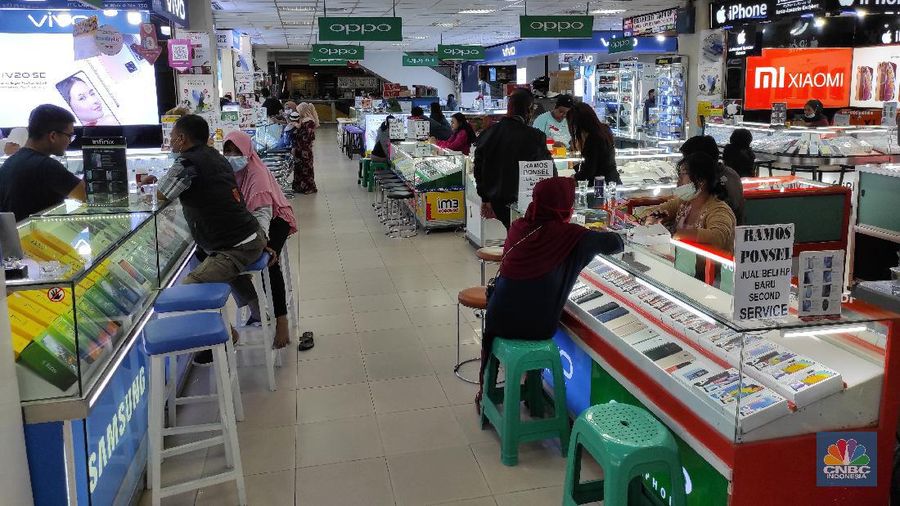 Pengunjung memlih pakaian yang dijual di salah satu pusat perbelanjaam di Kawasan Depok, Jawa Barat, Selasa (5/1/2021). Badan Pusat Statistik (BPS) memberi sinyal bahwa daya beli masyarakat mulai membaik karena salah satu indikatornya yakni inflasi komponen inti tumbuh positif mencapai 0,05 persen pada Desember 2020. (CNBC Indonesia/Andrean Kristianto)