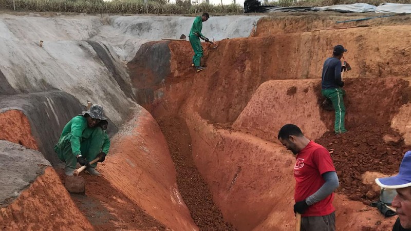 Proses pembuatan Patung Vagina di Brazil (Facebook @juliananotari)