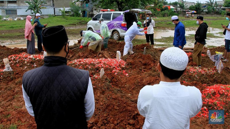 Suasana pemakaman di Tegal Alur, Jakarta, Selasa (5/1/2021). Penggalian lubang untuk korban meninggal Covid-19 di tempat Pemakaman Umum Tegal Alur, Kalideres, Jakarta Barat, hingga saat ini mencapai 60 lebih liang per hari. (CNBC Indonesia/Tri Susilo)