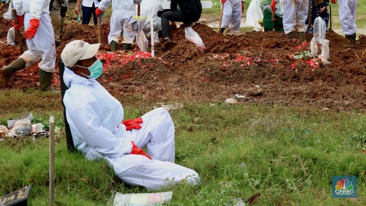 Suasana pemakaman di Tegal Alur, Jakarta, Selasa (5/1/2021). Penggalian lubang untuk korban meninggal Covid-19 di tempat Pemakaman Umum Tegal Alur, Kalideres, Jakarta Barat, hingga saat ini mencapai 60 lebih liang per hari. (CNBC Indonesia/Tri Susilo) Suasana pemakaman di Tegal Alur, Jakarta, Selasa (5/1/2021). Penggalian lubang untuk korban meninggal Covid-19 di tempat Pemakaman Umum Tegal Alur, Kalideres, Jakarta Barat, hingga saat ini mencapai 60 lebih liang per hari. (CNBC Indonesia/Tri Susilo)