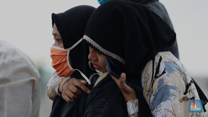 Suasana pemakaman di Tegal Alur, Jakarta, Selasa (5/1/2021). Penggalian lubang untuk korban meninggal Covid-19 di tempat Pemakaman Umum Tegal Alur, Kalideres, Jakarta Barat, hingga saat ini mencapai 60 lebih liang per hari. (CNBC Indonesia/Tri Susilo)
