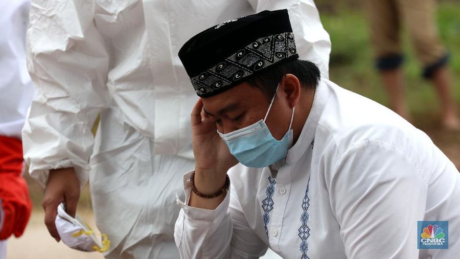 Suasana pemakaman di Tegal Alur, Jakarta, Selasa (5/1/2021). Penggalian lubang untuk korban meninggal Covid-19 di tempat Pemakaman Umum Tegal Alur, Kalideres, Jakarta Barat, hingga saat ini mencapai 60 lebih liang per hari. (CNBC Indonesia/Tri Susilo)