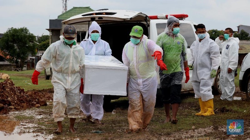Suasana pemakaman di Tegal Alur, Jakarta, Selasa (5/1/2021). Penggalian lubang untuk korban meninggal Covid-19 di tempat Pemakaman Umum Tegal Alur, Kalideres, Jakarta Barat, hingga saat ini mencapai 60 lebih liang per hari. (CNBC Indonesia/Tri Susilo)