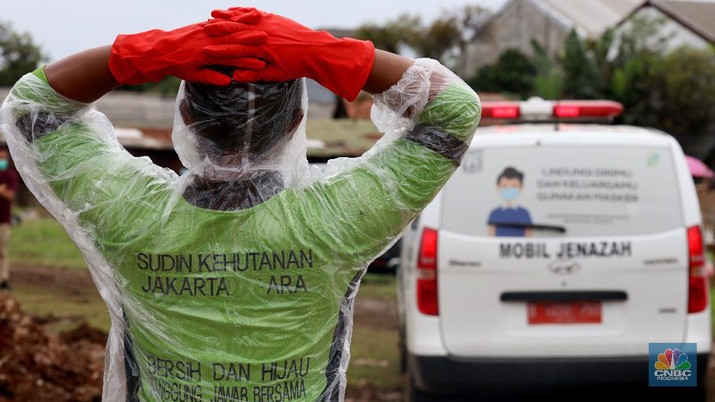 Suasana pemakaman di Tegal Alur, Jakarta, Selasa (5/1/2021). Penggalian lubang untuk korban meninggal Covid-19 di tempat Pemakaman Umum Tegal Alur, Kalideres, Jakarta Barat, hingga saat ini mencapai 60 lebih liang per hari. (CNBC Indonesia/Tri Susilo) Suasana pemakaman di Tegal Alur, Jakarta, Selasa (5/1/2021). Penggalian lubang untuk korban meninggal Covid-19 di tempat Pemakaman Umum Tegal Alur, Kalideres, Jakarta Barat, hingga saat ini mencapai 60 lebih liang per hari. (CNBC Indonesia/Tri Susilo)