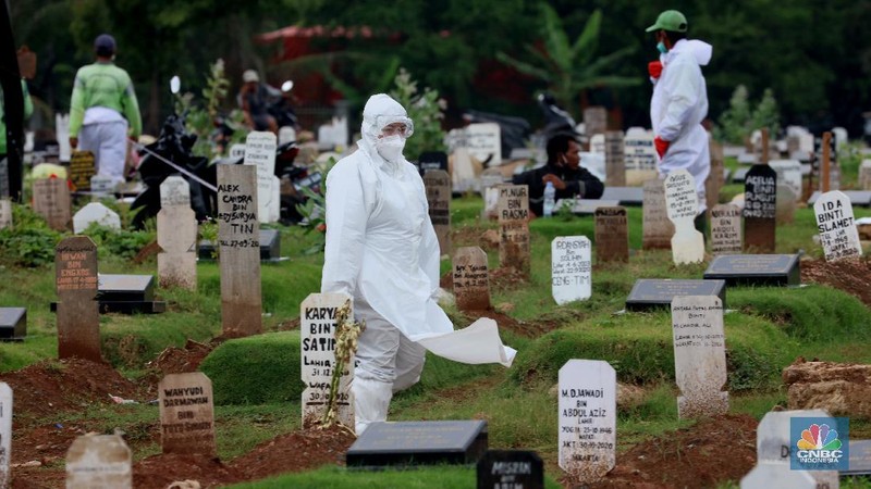 Suasana pemakaman di Tegal Alur, Jakarta, Selasa (5/1/2021). Penggalian lubang untuk korban meninggal Covid-19 di tempat Pemakaman Umum Tegal Alur, Kalideres, Jakarta Barat, hingga saat ini mencapai 60 lebih liang per hari. (CNBC Indonesia/Tri Susilo)