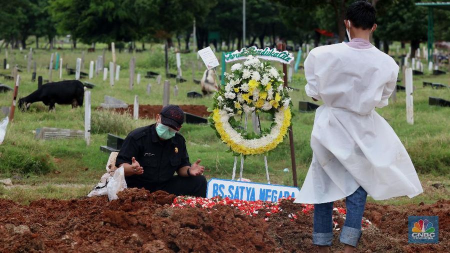Suasana pemakaman di Tegal Alur, Jakarta, Selasa (5/1/2021). Penggalian lubang untuk korban meninggal Covid-19 di tempat Pemakaman Umum Tegal Alur, Kalideres, Jakarta Barat, hingga saat ini mencapai 60 lebih liang per hari. (CNBC Indonesia/Tri Susilo)