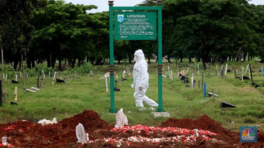 Suasana pemakaman di Tegal Alur, Jakarta, Selasa (5/1/2021). Penggalian lubang untuk korban meninggal Covid-19 di tempat Pemakaman Umum Tegal Alur, Kalideres, Jakarta Barat, hingga saat ini mencapai 60 lebih liang per hari. (CNBC Indonesia/Tri Susilo)