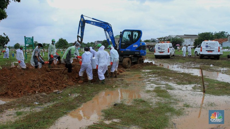 Suasana pemakaman di Tegal Alur, Jakarta, Selasa (5/1/2021). Penggalian lubang untuk korban meninggal Covid-19 di tempat Pemakaman Umum Tegal Alur, Kalideres, Jakarta Barat, hingga saat ini mencapai 60 lebih liang per hari. (CNBC Indonesia/Tri Susilo)
