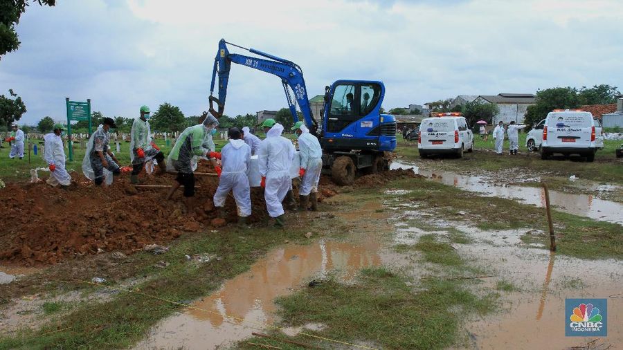 Suasana pemakaman di Tegal Alur, Jakarta, Selasa (5/1/2021). Penggalian lubang untuk korban meninggal Covid-19 di tempat Pemakaman Umum Tegal Alur, Kalideres, Jakarta Barat, hingga saat ini mencapai 60 lebih liang per hari. (CNBC Indonesia/Tri Susilo)