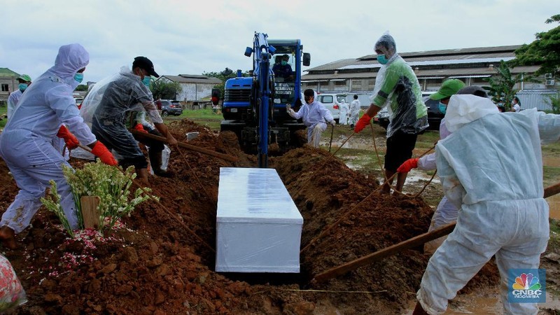 Suasana pemakaman di Tegal Alur, Jakarta, Selasa (5/1/2021). Penggalian lubang untuk korban meninggal Covid-19 di tempat Pemakaman Umum Tegal Alur, Kalideres, Jakarta Barat, hingga saat ini mencapai 60 lebih liang per hari. (CNBC Indonesia/Tri Susilo)
