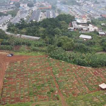 Nyaris Tiada Ruang Kosong, Intip Penuhnya TPU Pondok Ranggon