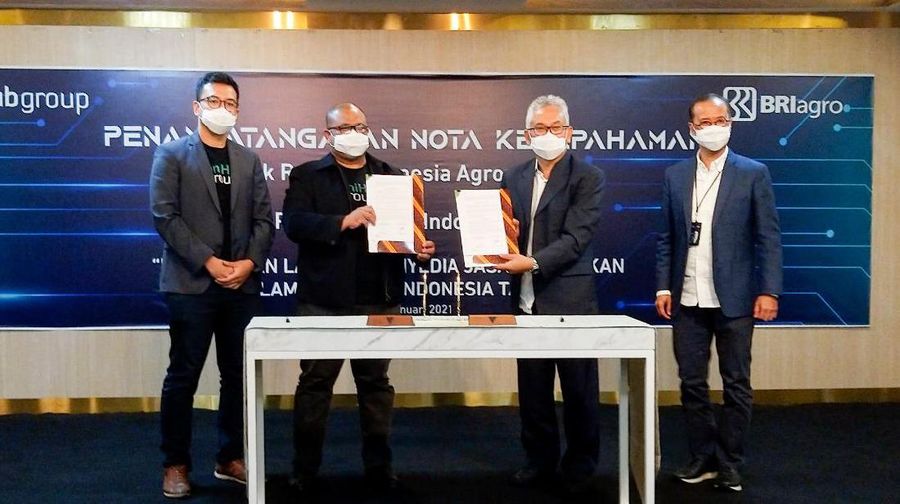 BRI Agro menandatangani Nota Kesepahaman dengan salah satu perusahaan agritech yaitu TaniHub Group. Perjanjian kerja sama ini ditandatangani oleh Ebeneser Girsang selaku Direktur Utama BRI Agro dan Ivan Aris Sustiawan selaku CEO TaniHub Group. Penandatanganan disaksikan oleh Indra Utoyo selaku Direktur Teknologi Informasi dan Operasi BRI (kanan) dan Pamitra Wineka selalu President TaniHub Group (kiri).