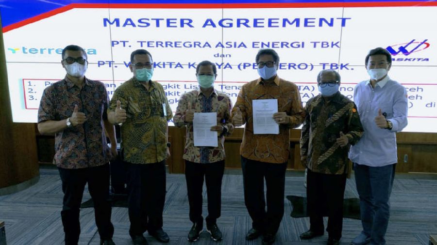 Selesai penandatanganan Master Agreement antara PT.Waskita Karya (Persero) Tbk (WSKT) dengan PT.Terregra Asia Energy Tbk (TGRA) pada Jumat 11 Desember 2020 di Jakarta, Direksi PT Waskita Karya (Persero) Tbk dan Direksi PT Terregra Asia Energy Tbk berpose bersama - dari kiri ke kanan: Ikhwan Zamroni Marketing Manager EPC Division - Waskita, Purma Yose Rizal SVP EPC Division Waskita, Gunadi Soekardjo Director of Operation III Waskita, Djani Sutedja President Director Terregra Asia Energy, Daniel Tagu Dedo Finance Director Terregra Asia Energy, Kurnianto Mulia President Director Lotus Investment Management. (Dok.Waskita)